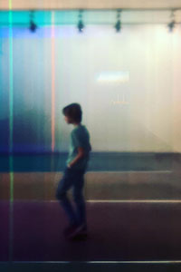 Mijn zoon achter een doorschijnend kunstwerk tijdens een expo van Felipe Pantone in de Rotterdamse Kunsthal.