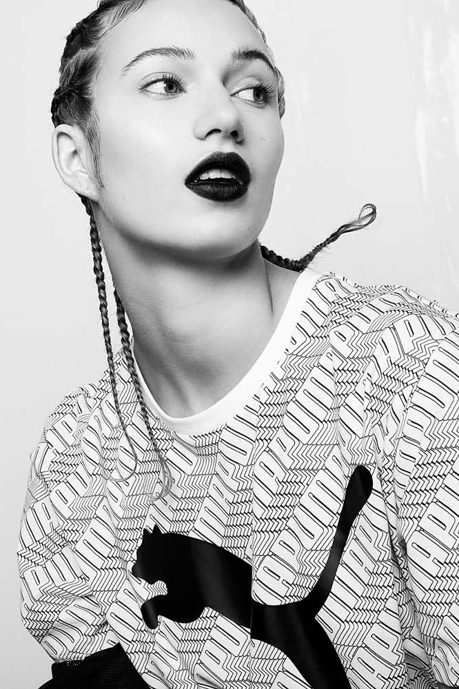 Foto van supercool model met ingevlochten haar en uitgesproken make-up dat is gezet door Dennis Michael.