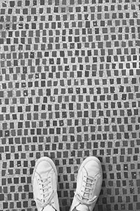 Dit is een foto van mijn voeten met de vloer van het Olivetti Exhibition Centre in Venetië. Het gebouw is ontworpen door Carlo Scarpa. De vloer is speciaal voor deze locatie gemaakt en bevat kleine rode steentjes met grijs beton.