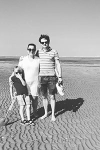 Vakantiefoto met mijn vrouw en kind op het strand van Terschelling.