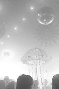 Enorme installaties van kwallen en fantasie-zeedieren die zweven in de lucht. De foto is genomen tijdens het festival van Dept agency