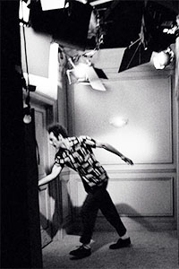 Backstage foto van Cosmo Kramer die het appartement van Seinfeld komt binnen stormen.